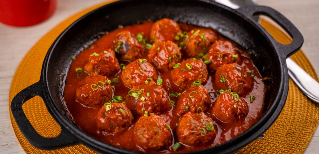 ALMÔNDEGAS AO MOLHO