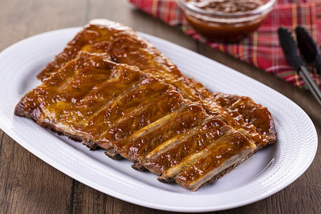 COSTELINHAS SUÍNAS COM MOLHO BARBECUE