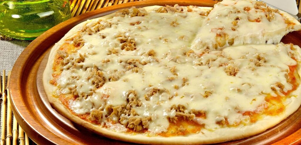 PIZZA DE ATUM COM MUÇARELA