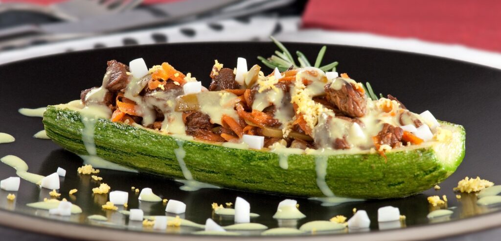 ABOBRINHA RECHEADA AO MOLHO BRANCO