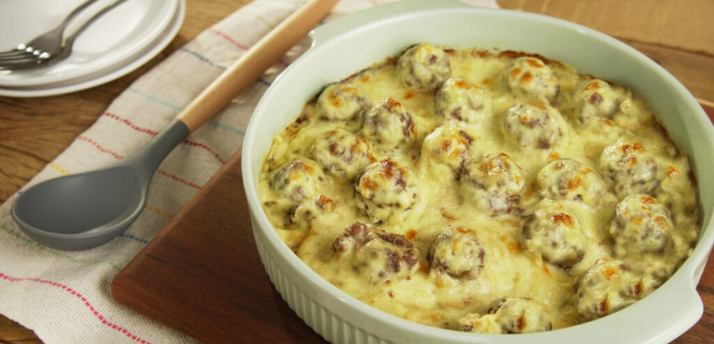 ALMÔNDEGAS AO MOLHO BRANCO