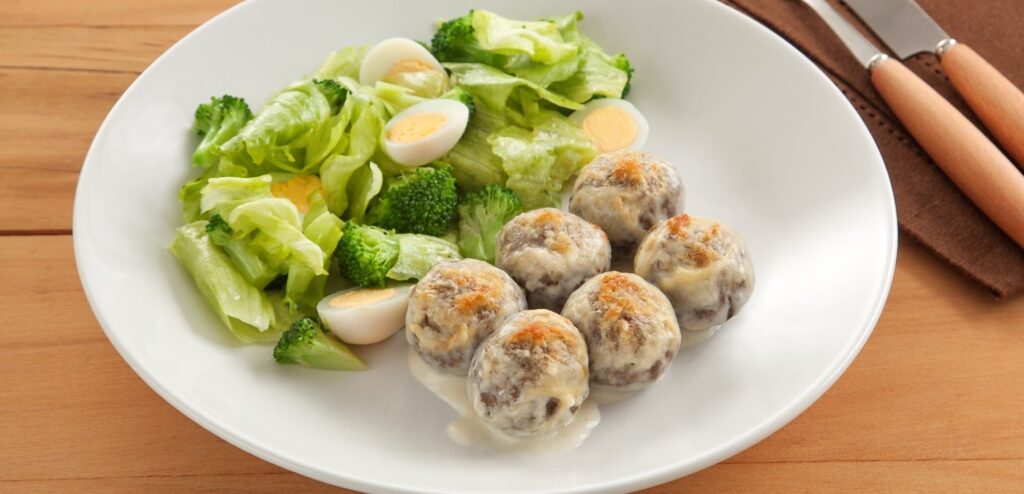 ALMÔNDEGAS GRATINADAS COM SALADA VERDE