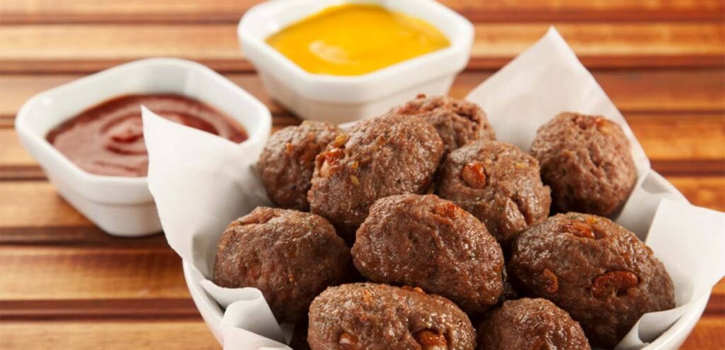 ALMÔNDEGAS PICANTES DE CARNE COM FEIJÃO