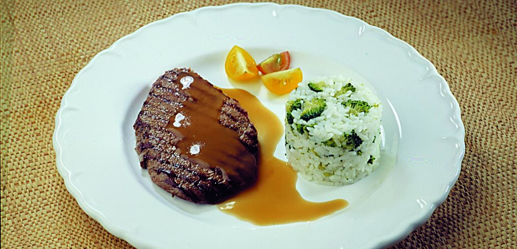 FILÉ COM ARROZ DE BRÓCOLIS