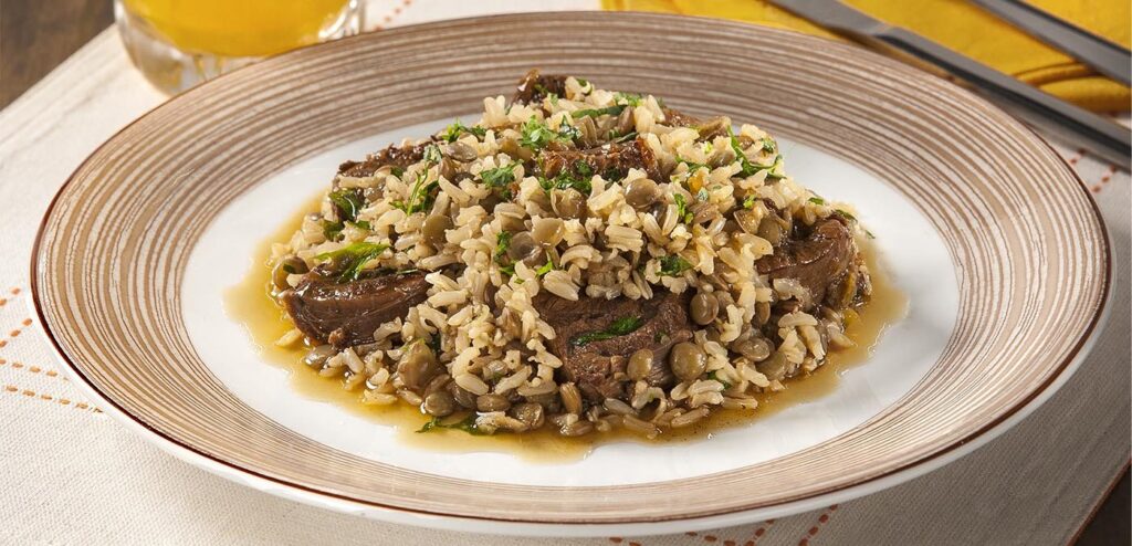 ARROZ COM CARNE E LENTILHAS