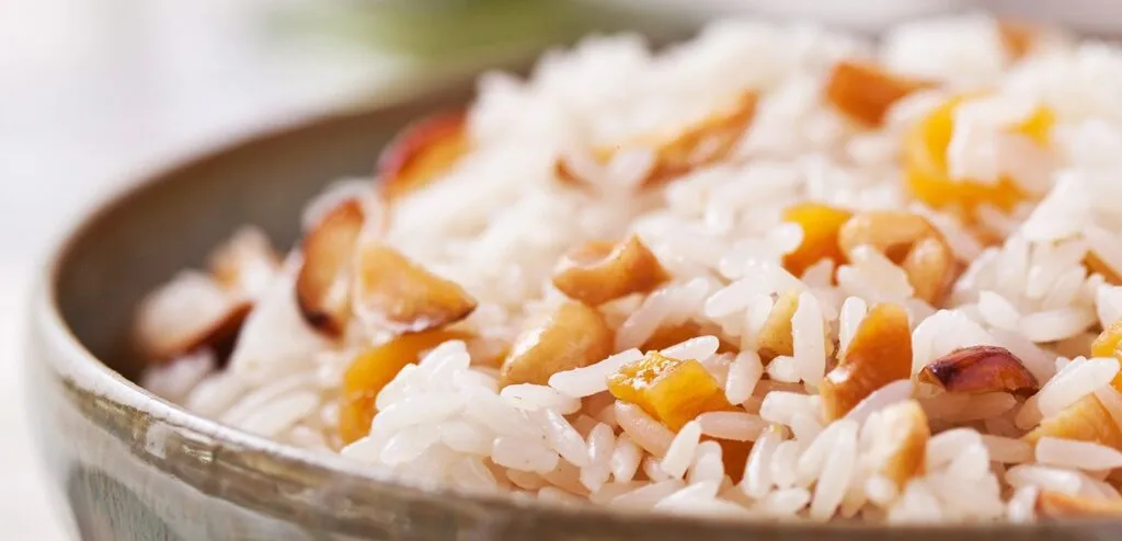 Arroz com Frutas Secas e Vinho Branco
