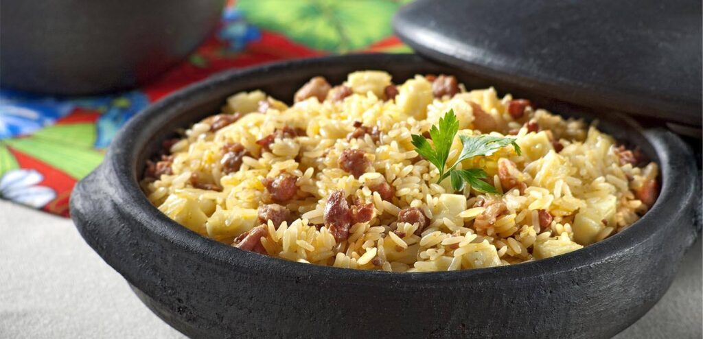 ARROZ COM LINGUIÇA E QUEIJO