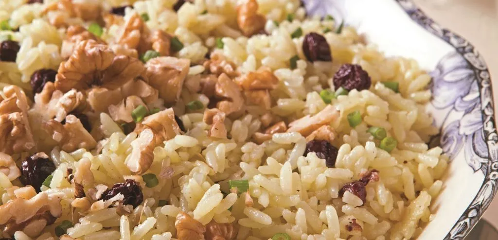 Arroz com nozes, passas e cebolinha