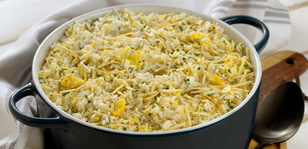 ARROZ COM OVO MEXIDO E BATATA-PALHA