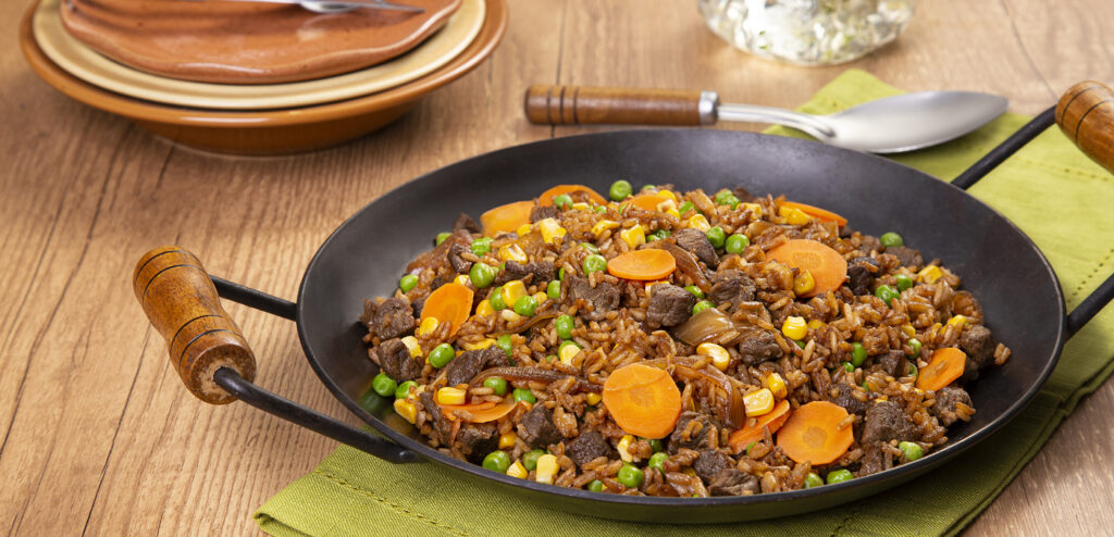 ARROZ FRITO COM CARNE E SHOYU
