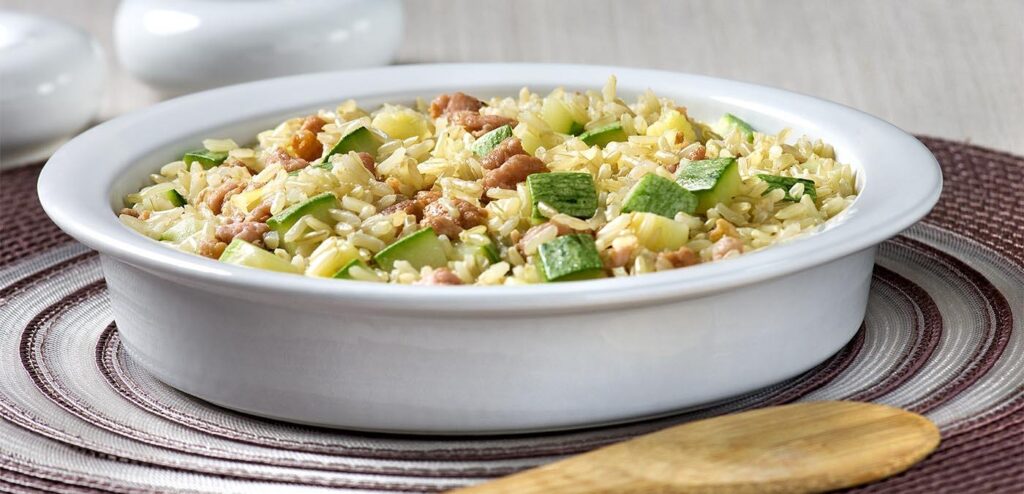 ARROZ INTEGRAL COM LINGUIÇA DE FRANGO E ABOBRINHA