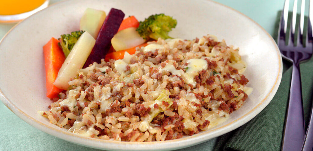 ARROZ INTEGRAL COM CARNE MOÍDA E REPOLHO