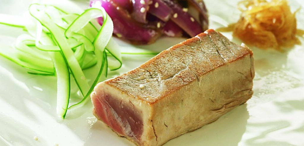 ATUM GRELHADO COM LEGUMES