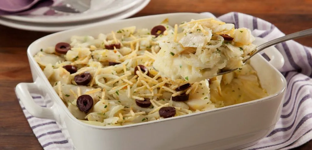 BACALHAU DESFIADO COM PURÊ AO ALHO