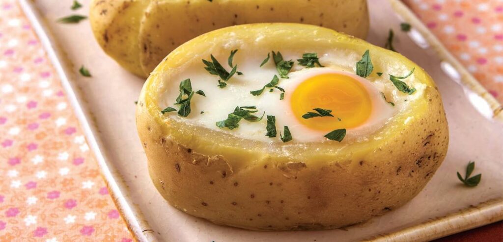 BATATA ASSADA COM OVO E BACON