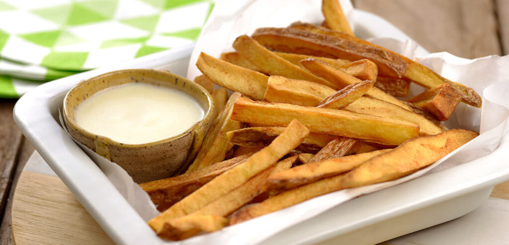 BATATA FRITA COM MOLHO DE IOGURTE E ALHO