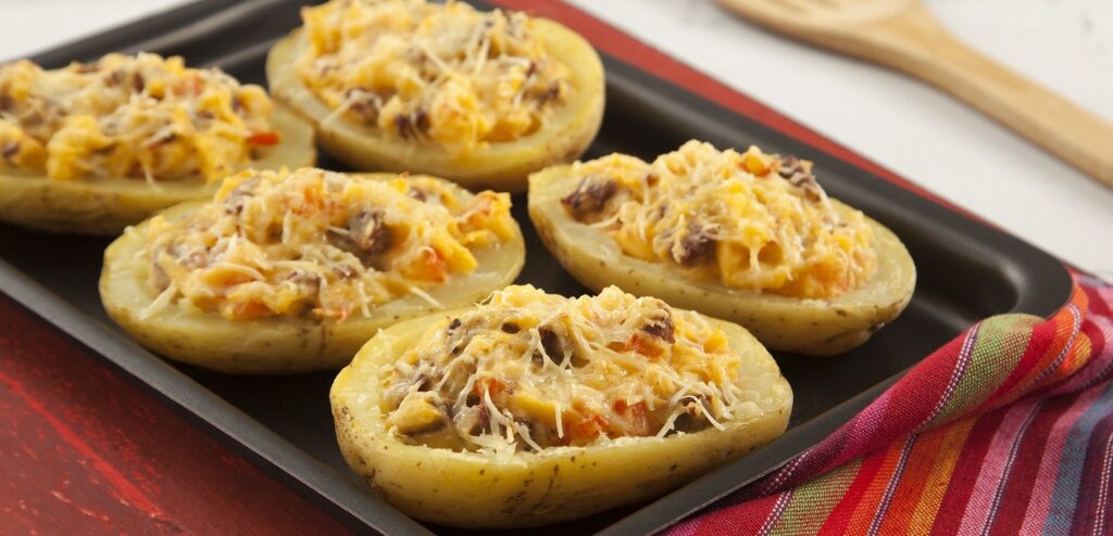 BATATA RECHEADA COM CARNE COZIDA