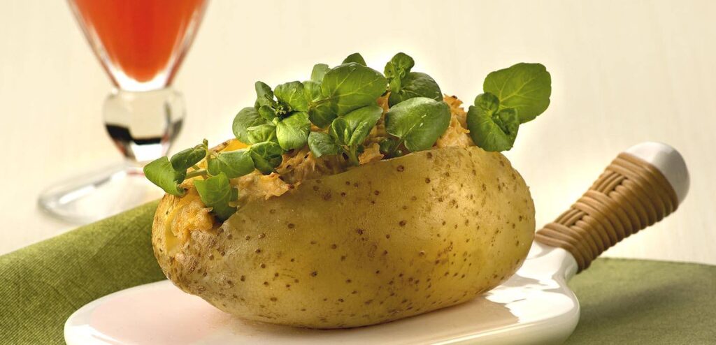 BATATA RECHEADA COM FRANGO E AGRIÃO