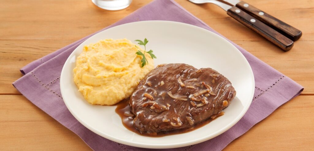 BIFE ACEBOLADO COM PURÊ DE MANDIOQUINHA