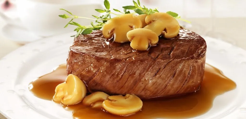 FILÉ AO MOLHO ESCURO E COGUMELO