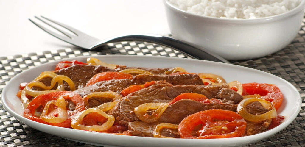 BIFE COM CEBOLA E TOMATE