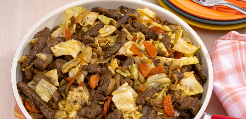 BIFE DE FÍGADO COM REPOLHO E CENOURA