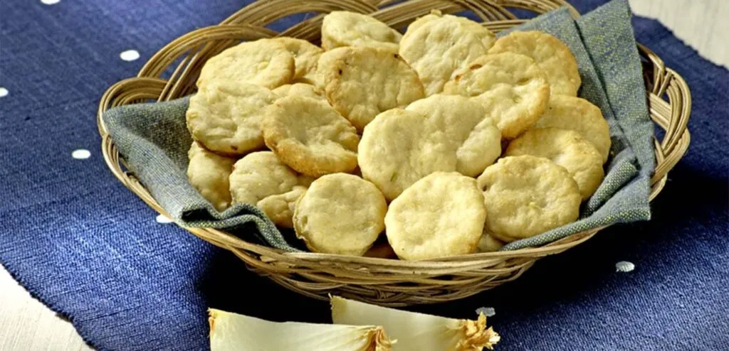 BISCOITINHOS DE CEBOLA E COSTELA
