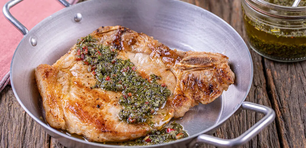 BISTECA SUÍNA GRELHADA COM CHIMICHURRI