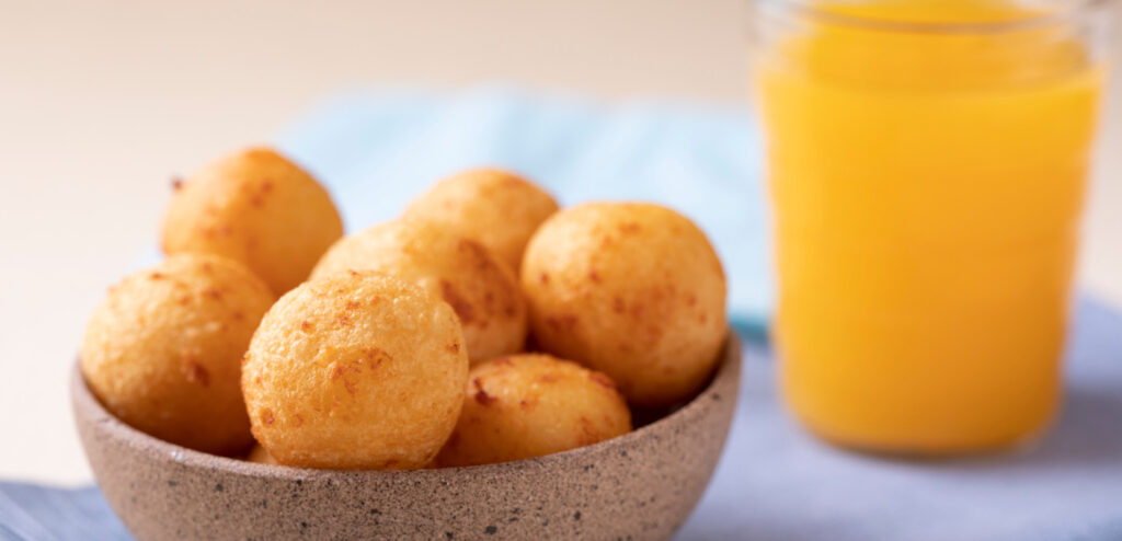 BOLINHAS DE MACAXEIRA COM QUEIJO