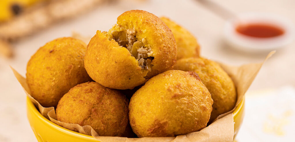 BOLINHO DE MILHO COM RECHEIO DE CASCA DE BANANA