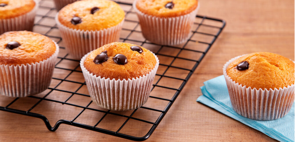 BOLINHOS DE LARANJA COM GOTAS DE CHOCOLATE