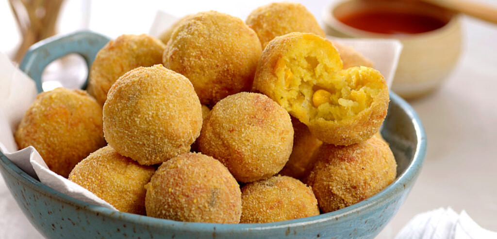 BOLINHOS DE QUEIJO E MILHO