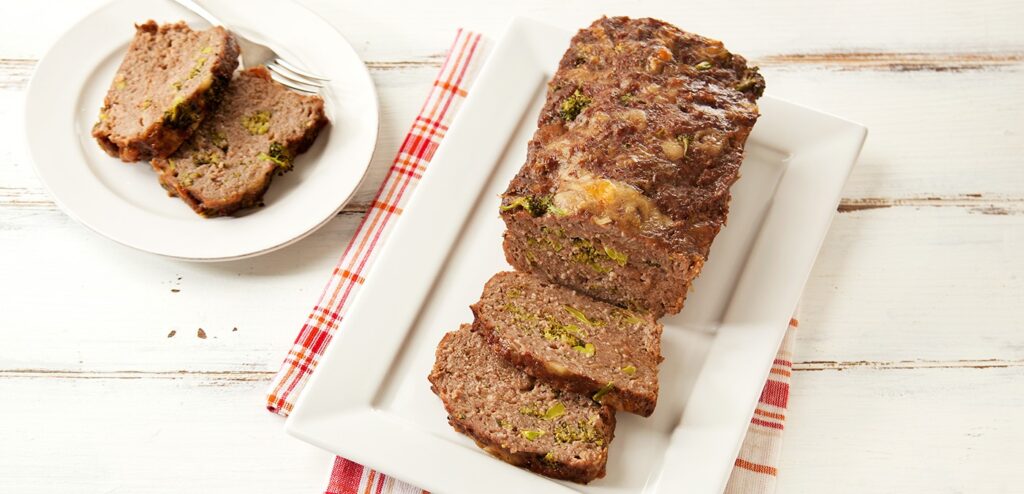 BOLO DE CARNE MOÍDA COM BRÓCOLIS E QUEIJO