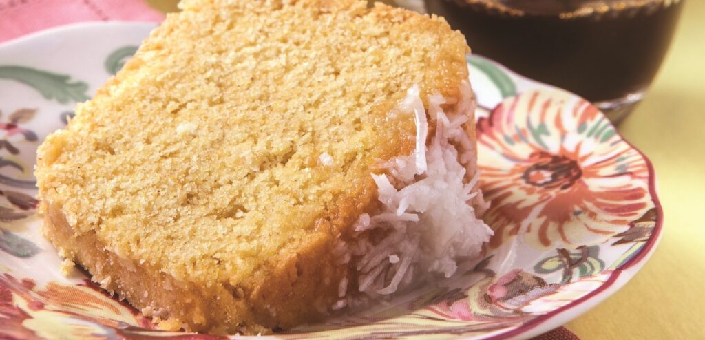 BOLO DE FUBÁ COM COCO