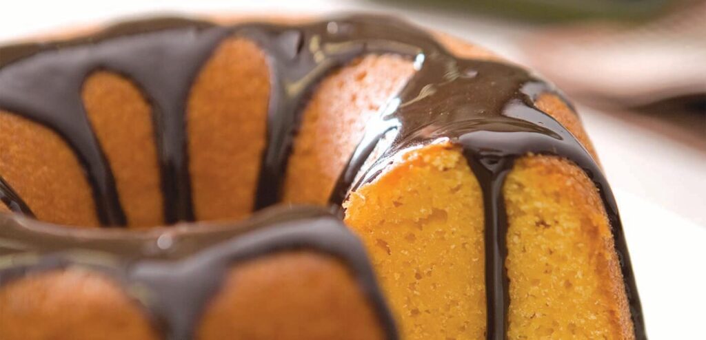 BOLO DE LARANJA COM CALDA DE CHOCOLATE