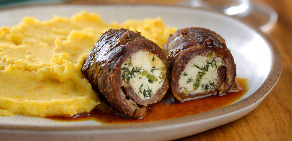 BIFE À ROLÊ COM RICOTA E ESPINAFRE