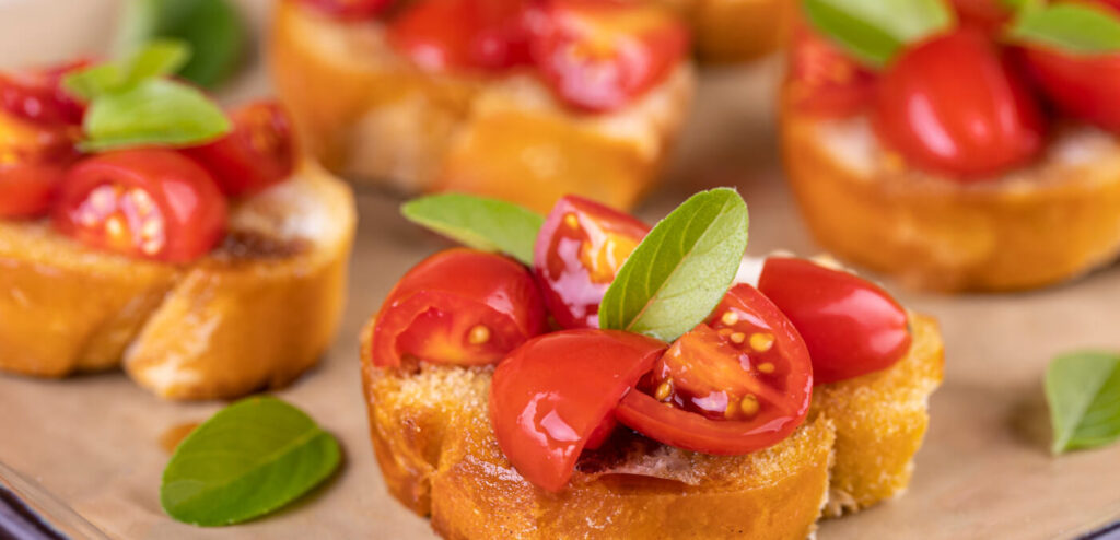 BRUSCHETTA COM MOLHO DE TUCUPI PRETO