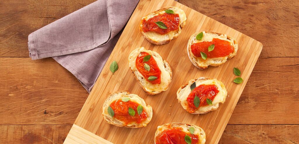 BRUSCHETTA DE TOMATE E MANJERICÃO