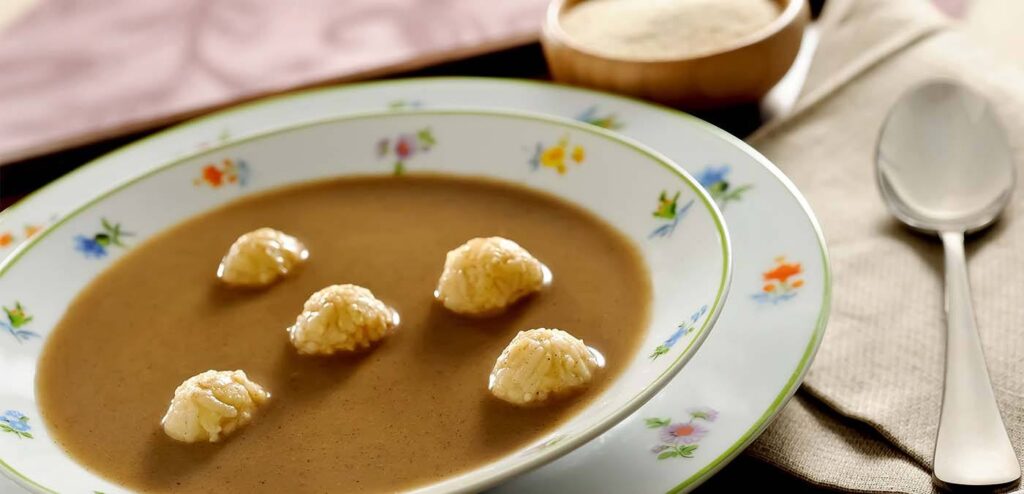 CALDINHO DE FEIJÃO COM BOLINHAS DE ARROZ