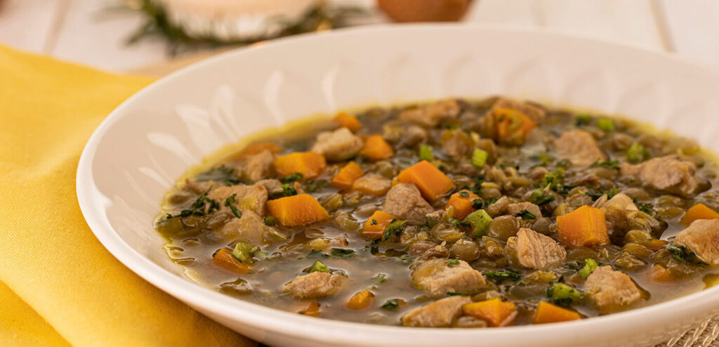 CALDO DE LENTILHA COM LOMBO E CENOURA
