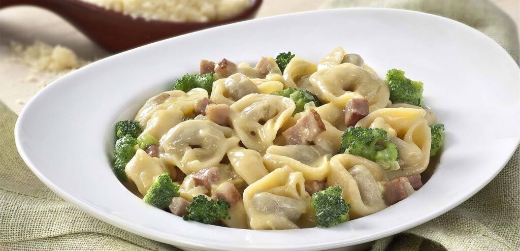 CAPELETTI DE CARNE COM BRÓCOLIS