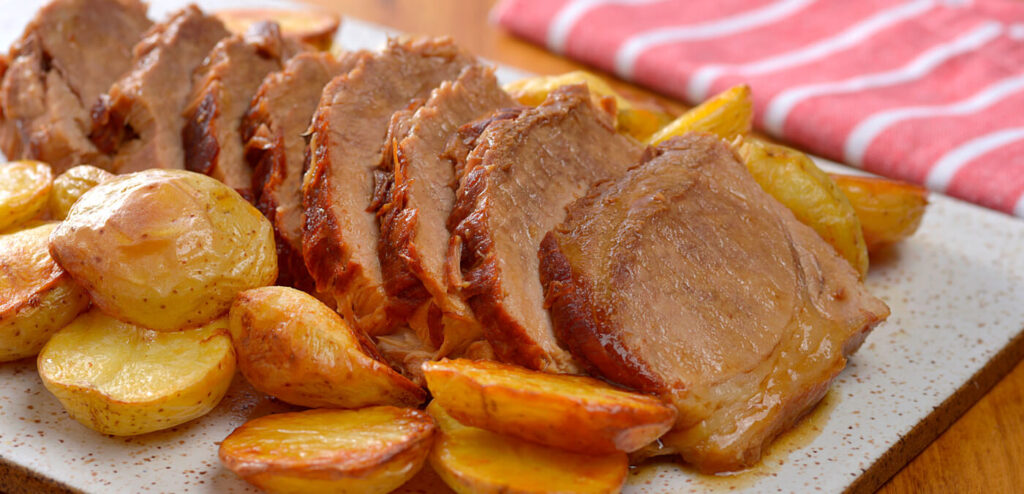 CARNE COM BATATAS ASSADAS