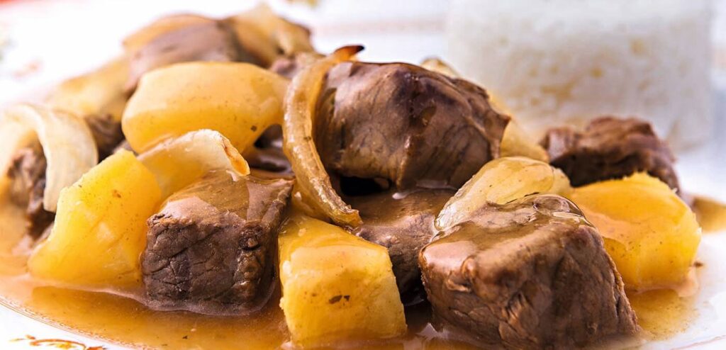 CARNE COM MANDIOCA
