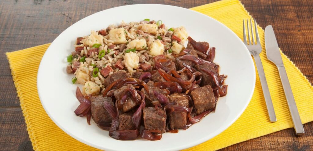 CARNE DE SOL COM CEBOLA CARAMELIZADA