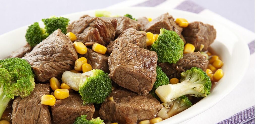CARNE EM CUBOS COM BRÓCOLIS