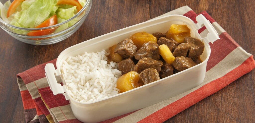CARNE EM CUBOS COM MANDIOCA
