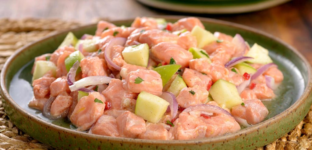 CEVICHE DE SALMÃO COM MAÇÃ VERDE
