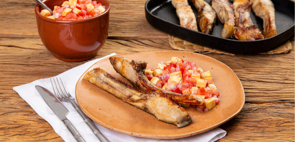 COSTELINHA DE TAMBAQUI COM VINAGRETE SIMPLES
