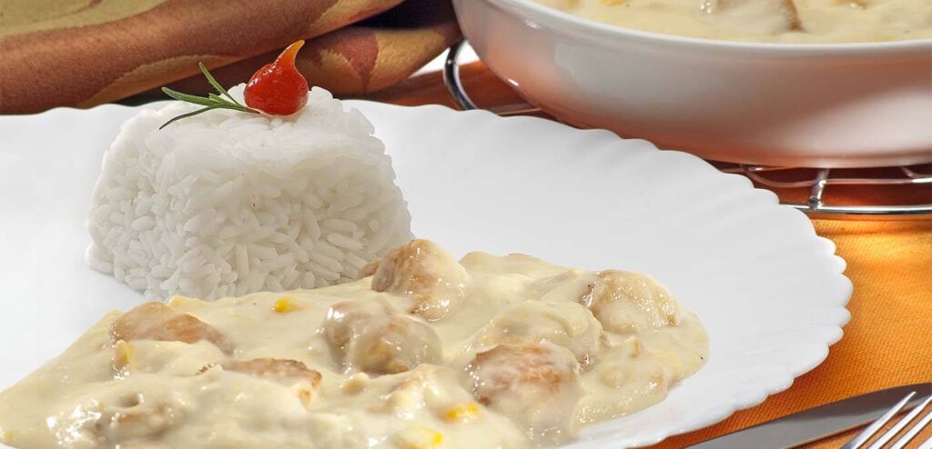CUBOS DE FRANGO COM CREME DE MILHO