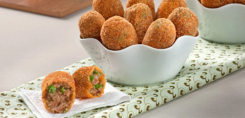 CROQUETE DE CARNE COM TALO DE ESPINAFRE